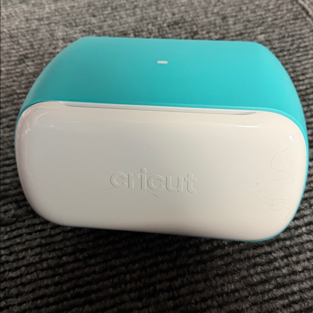 Cricut Joy machine with carry case and bundle of accessories. - Picture 16 of 17